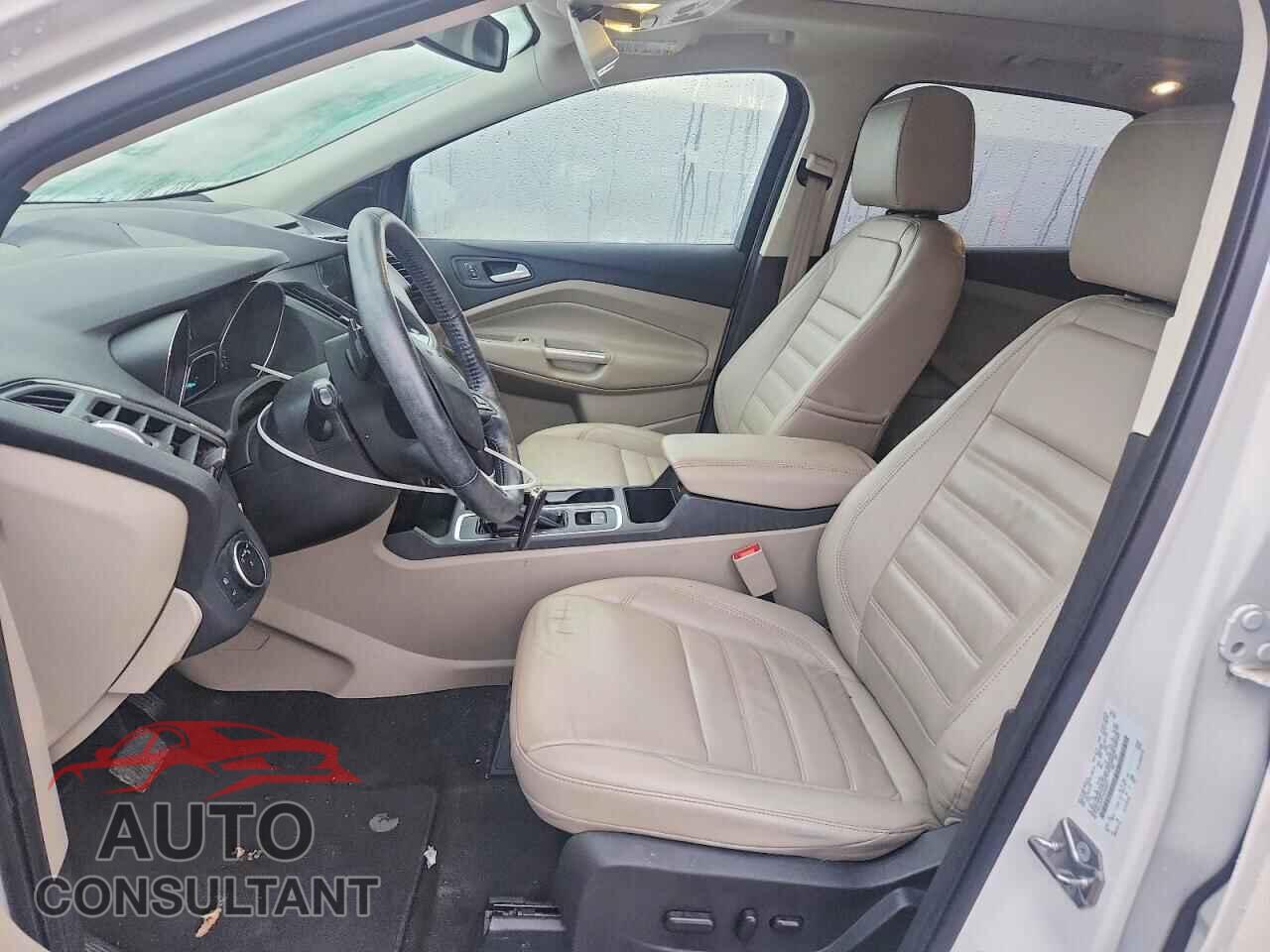 FORD ESCAPE 2017 - 1FMCU0J97HUE84571