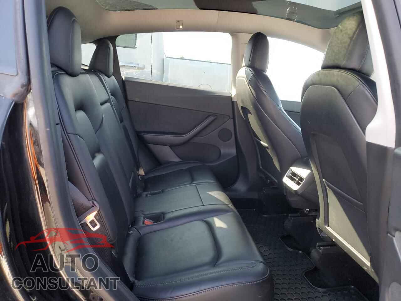 TESLA MODEL Y 2021 - 5YJYGDEE1MF063111
