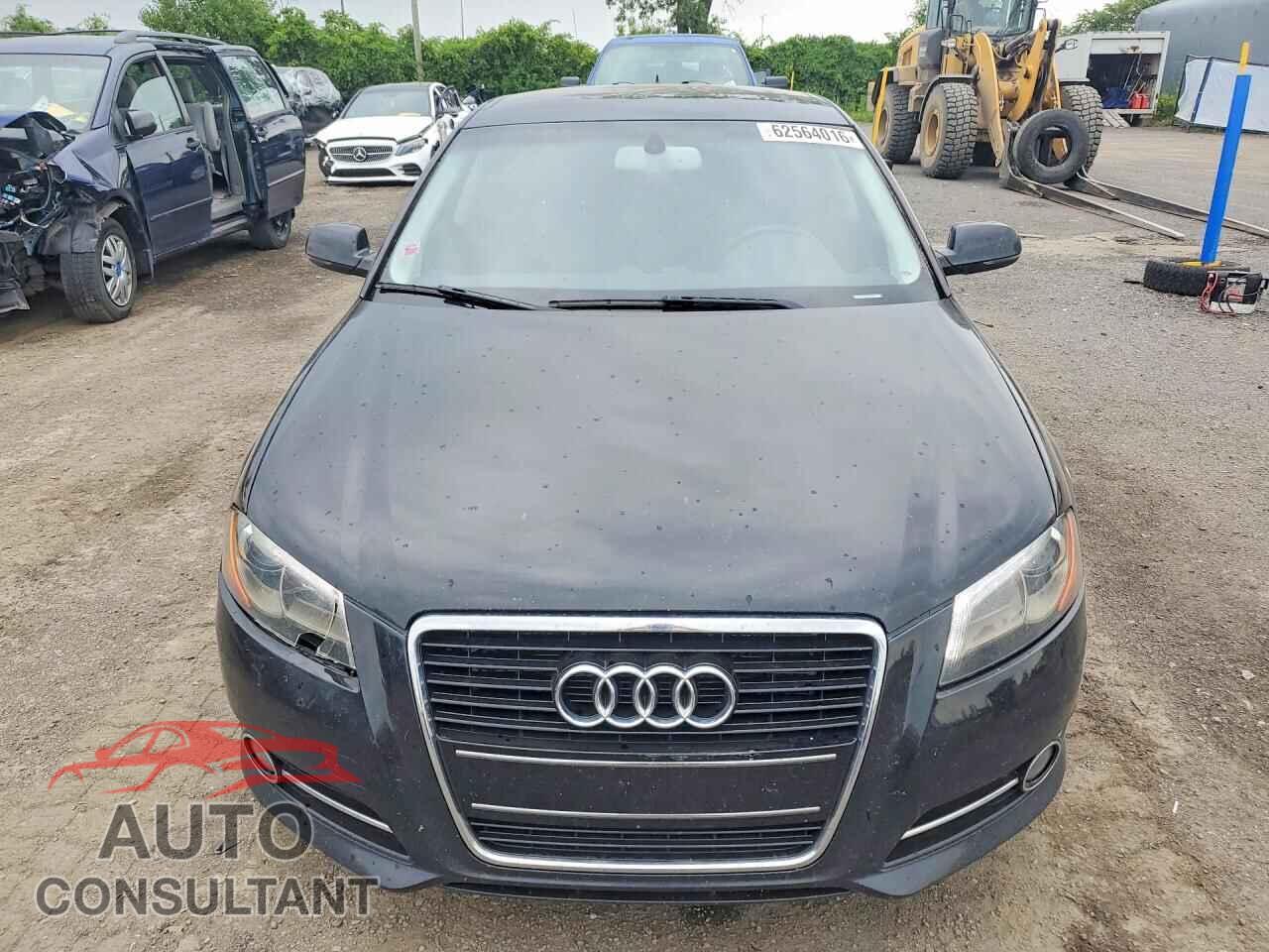 AUDI A3 2011 - WAUNFCFM8BA003240