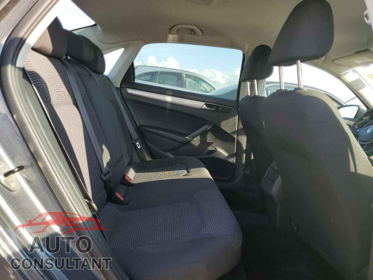 VOLKSWAGEN PASSAT 2017 - 1VWAT7A33HC083587