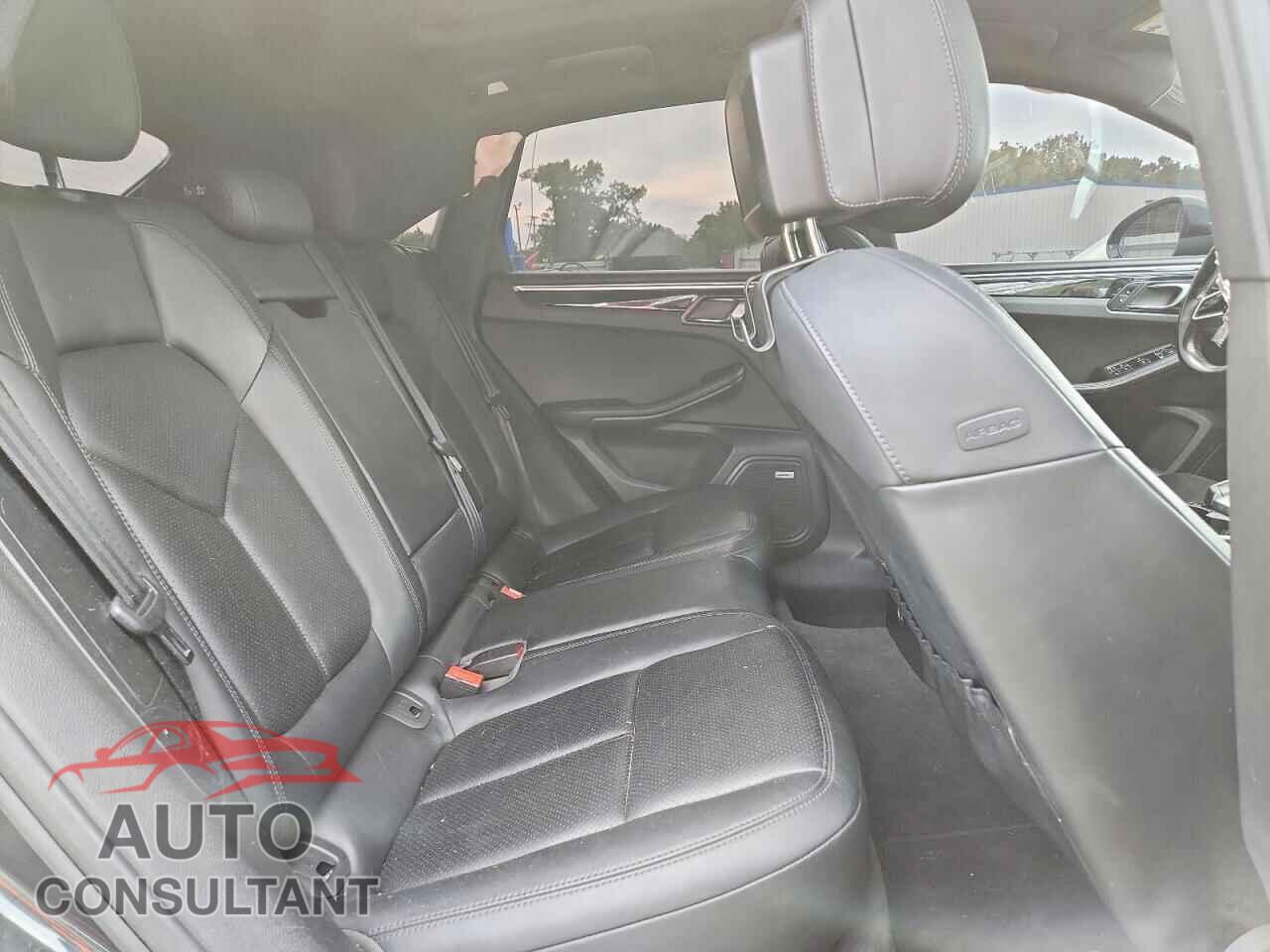 PORSCHE MACAN 2017 - WP1AA2A55HLB01096