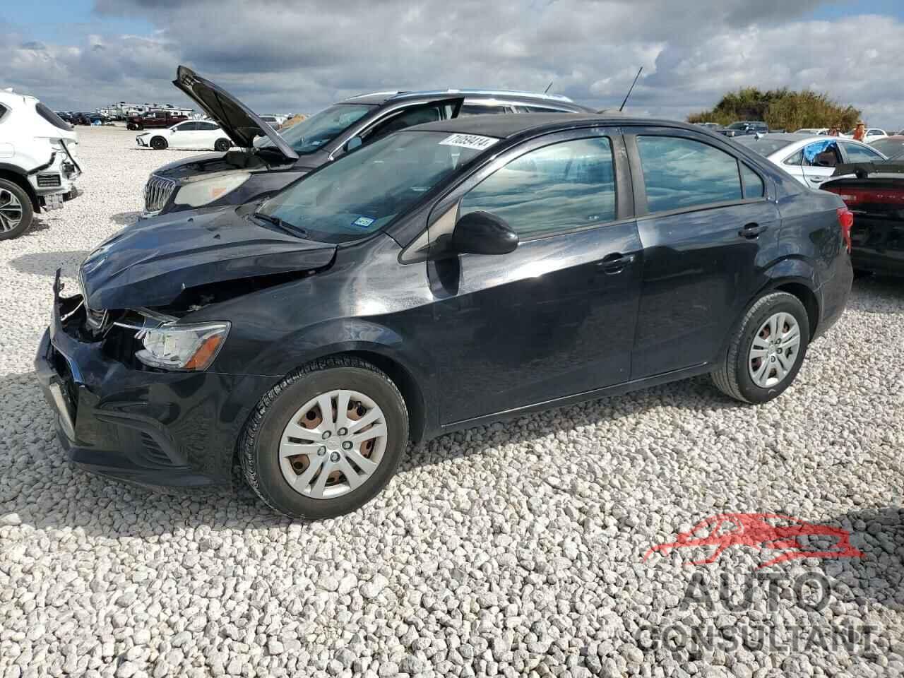 CHEVROLET SONIC 2018 - 1G1JB5SH7J4124395