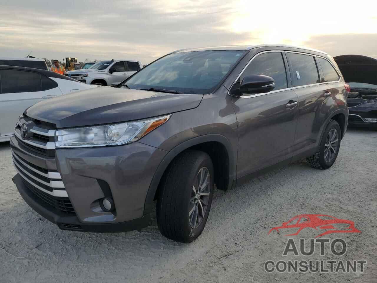 TOYOTA HIGHLANDER 2019 - 5TDKZRFH0KS569124