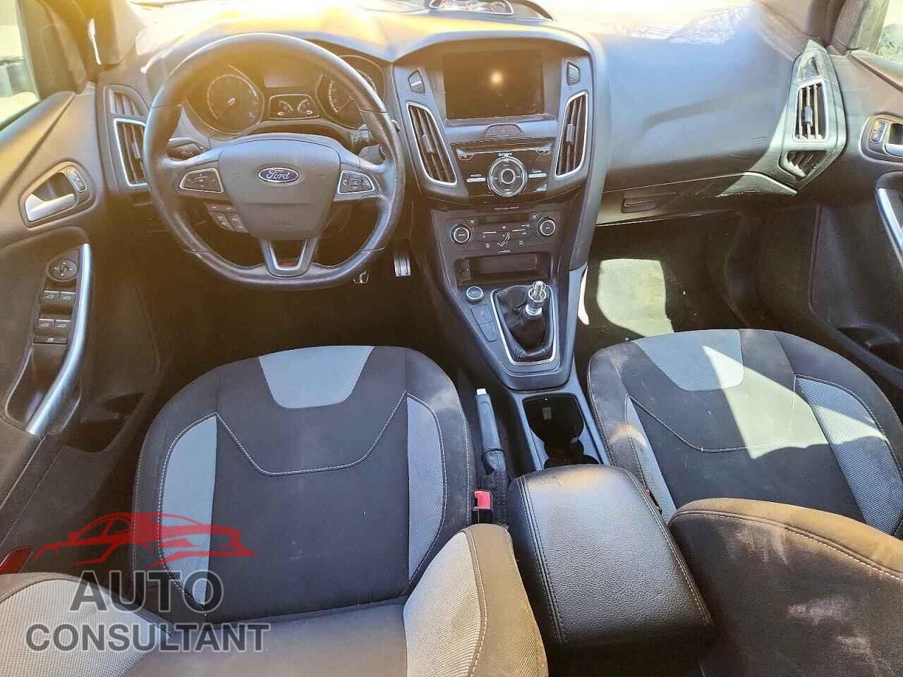 FORD FOCUS 2017 - 1FADP3L93HL205580