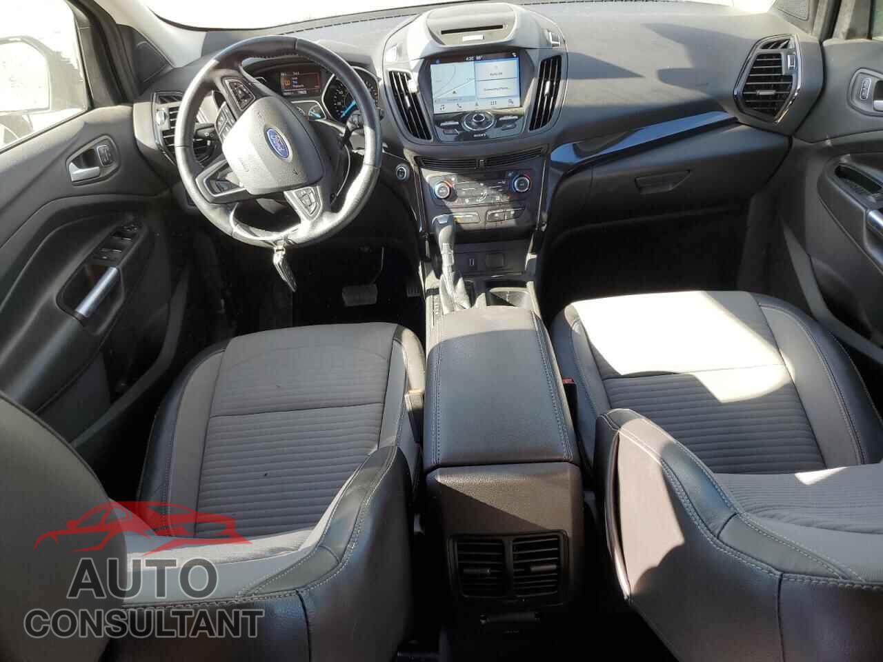 FORD ESCAPE 2017 - 1FMCU0J90HUC26408