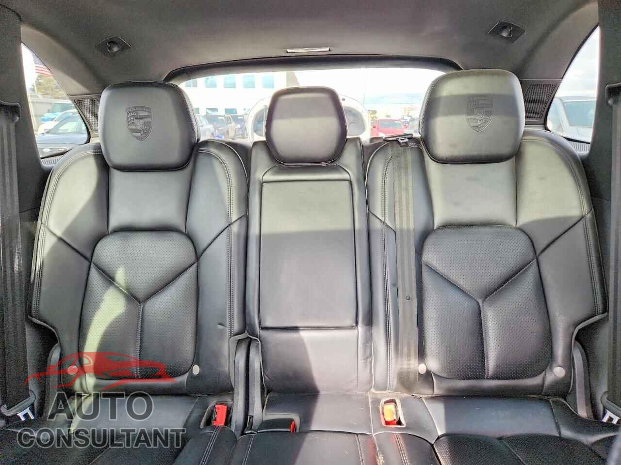 PORSCHE CAYENNE 2018 - WP1AA2A29JKA05456