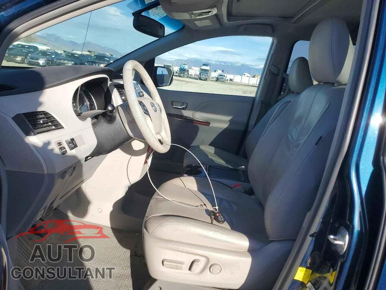 TOYOTA SIENNA 2011 - 5TDYK3DC0BS175948