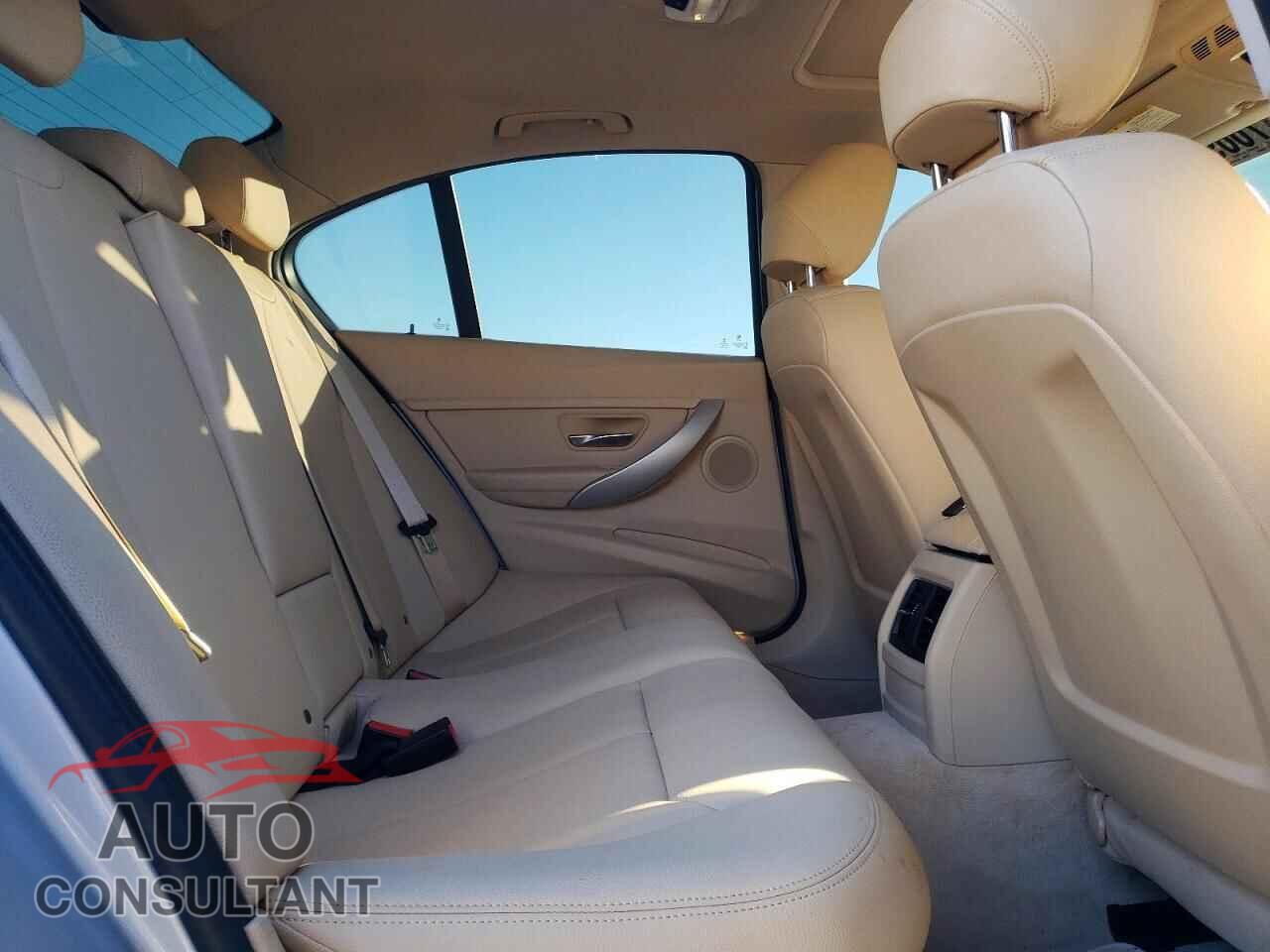 BMW 3 SERIES 2016 - WBA8E1G55GNU10363