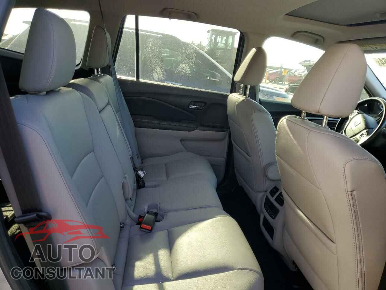 HONDA PILOT 2017 - 5FNYF5H58HB038071