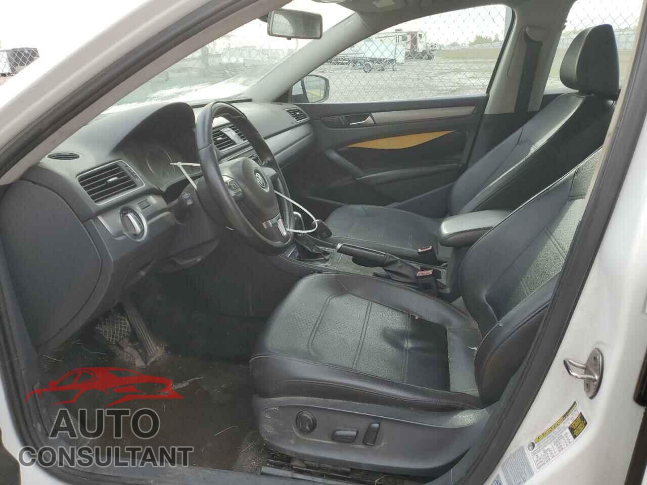 VOLKSWAGEN PASSAT 2015 - 1VWAT7A32FC034006