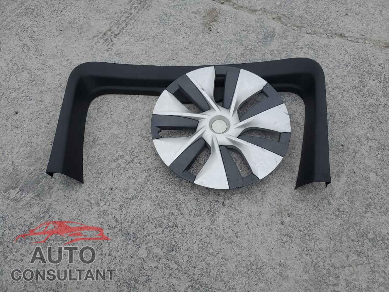 TESLA MODEL Y 2022 - 7SAYGDEE8NF372420