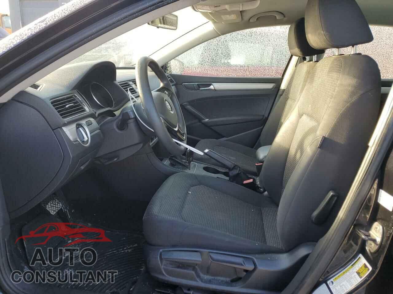 VOLKSWAGEN PASSAT 2017 - 1VWAT7A31HC083930