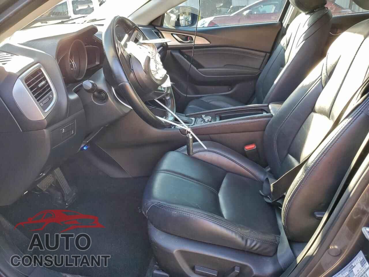 MAZDA 3 2018 - 3MZBN1V37JM228043