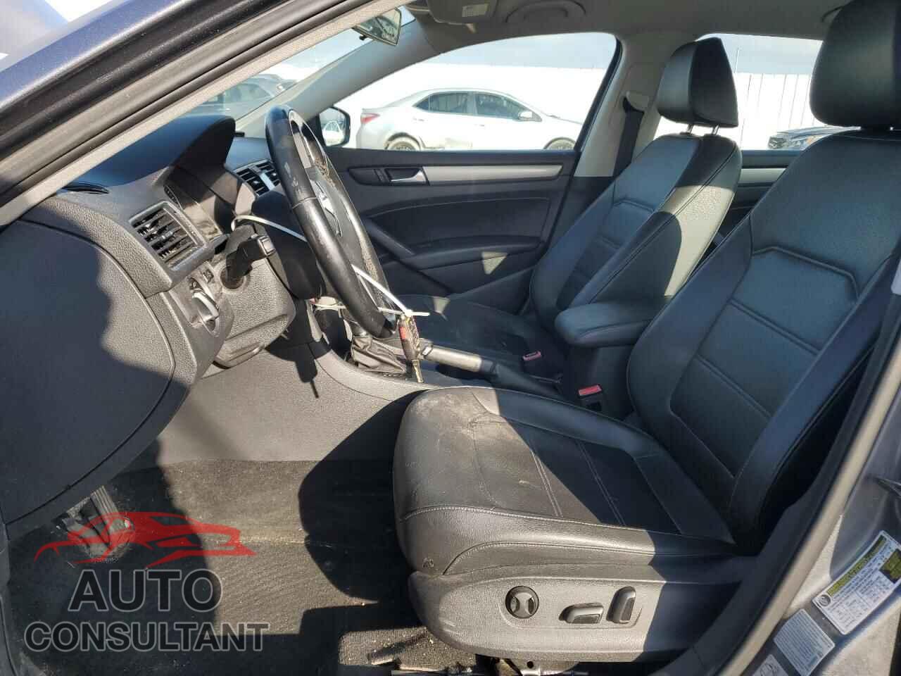 VOLKSWAGEN PASSAT 2015 - 1VWAT7A33FC011561