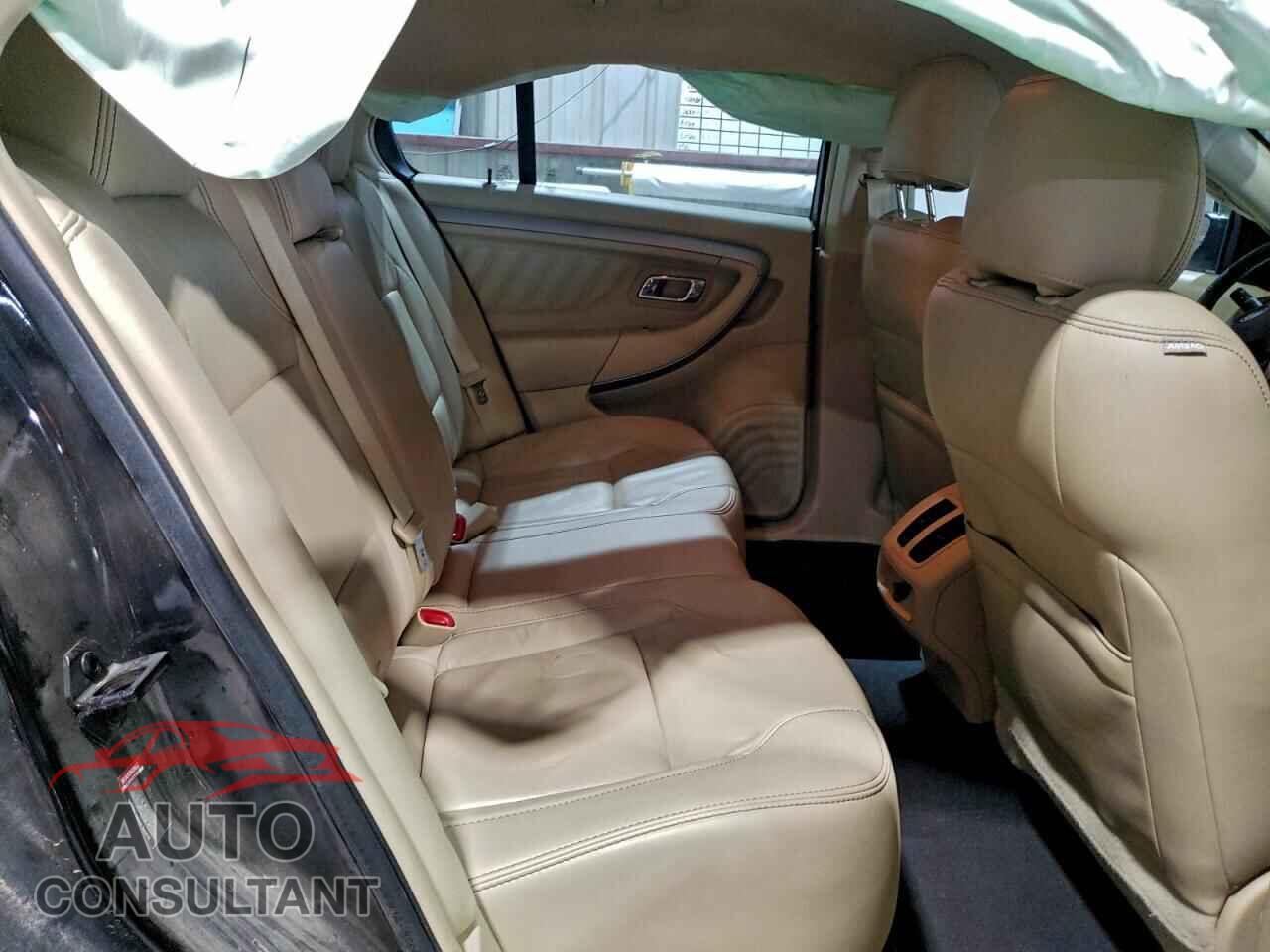 FORD TAURUS 2018 - 1FAHP2E82JG142048