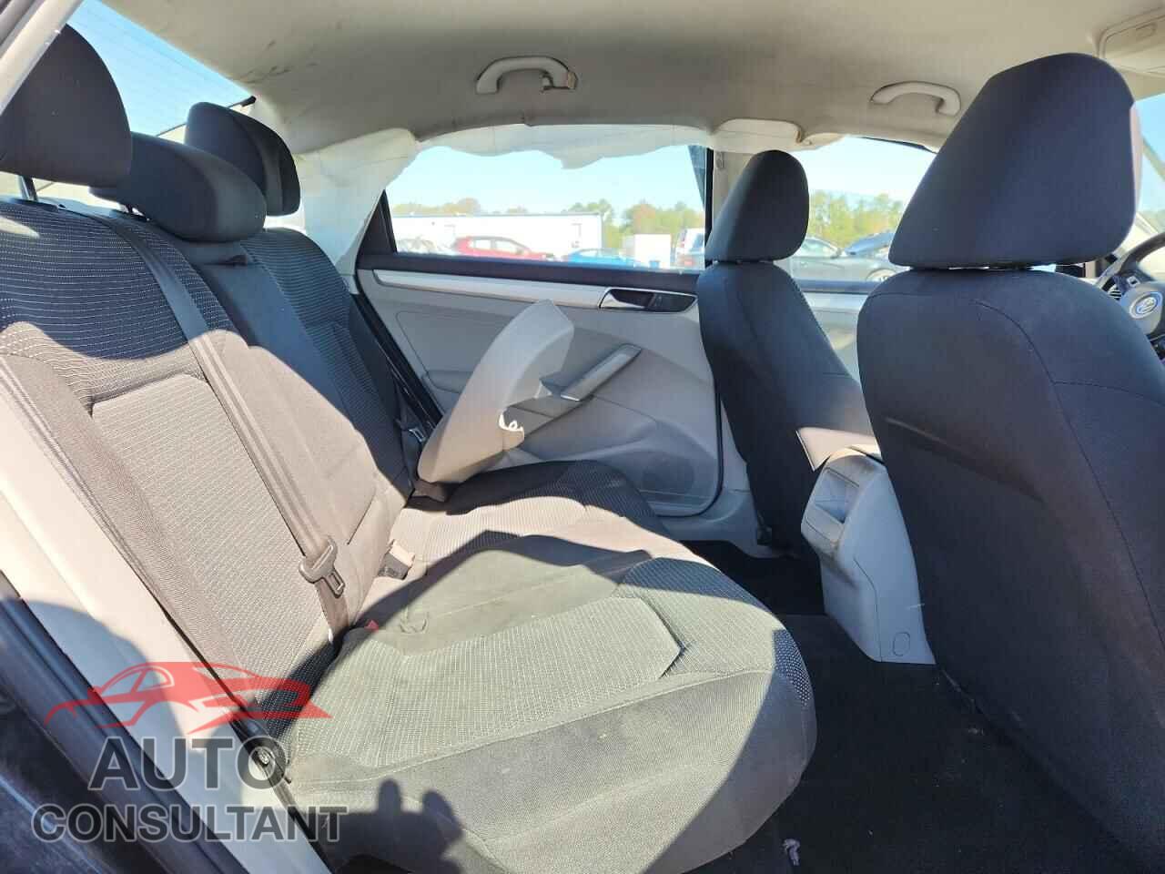 VOLKSWAGEN PASSAT 2017 - 1VWAT7A34HC002337