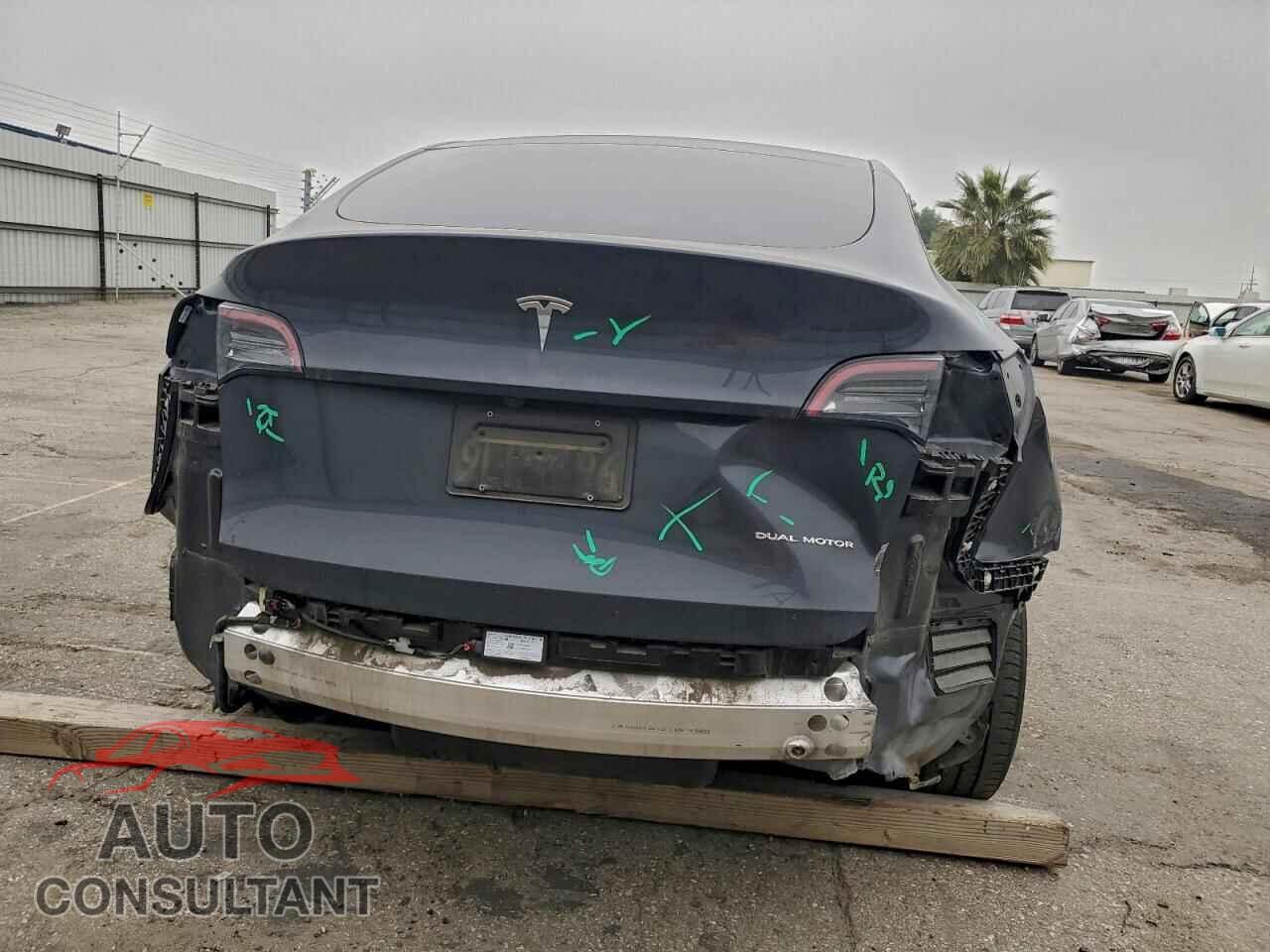 TESLA MODEL Y 2024 - 7SAYGAEE8RF049635