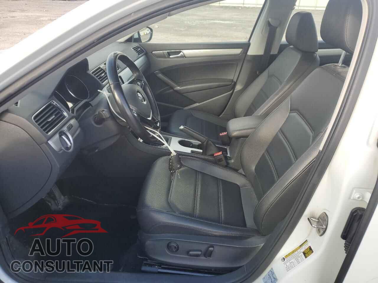 VOLKSWAGEN PASSAT 2019 - 1VWLA7A33KC010838