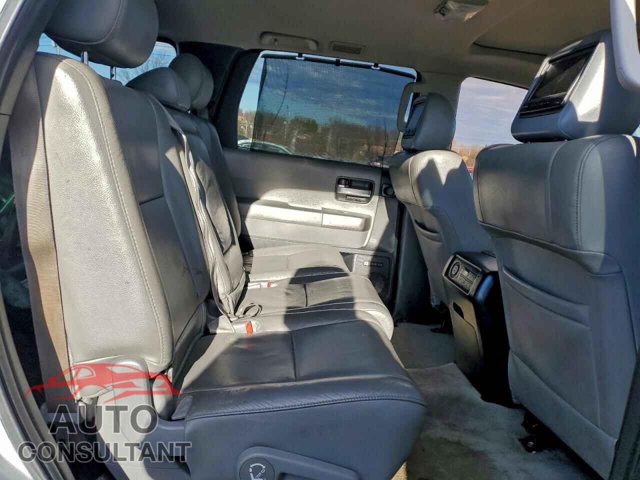 TOYOTA SEQUOIA 2011 - 5TDJY5G14BS045869