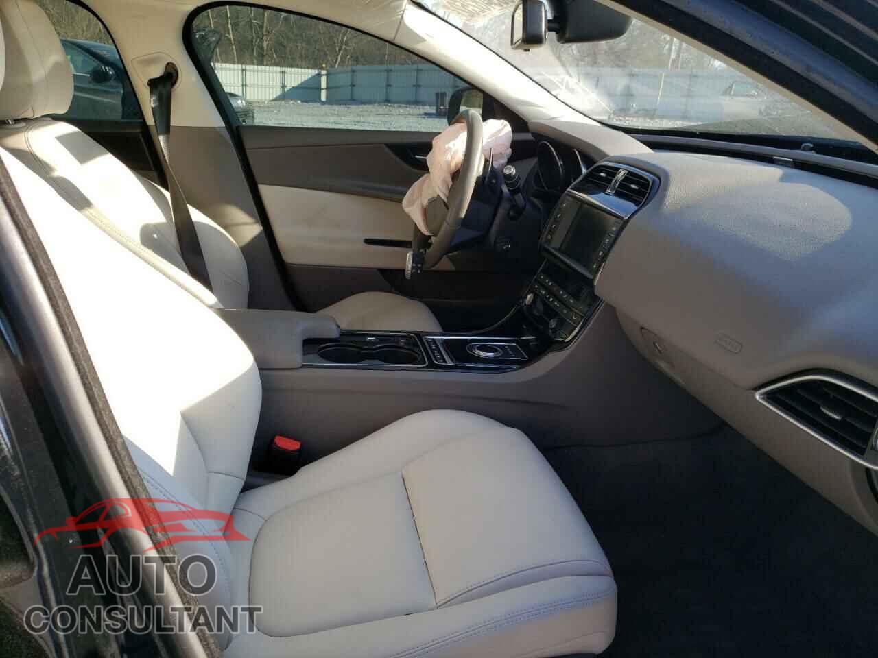 JAGUAR XE 2017 - SAJAD4BV6HA951870