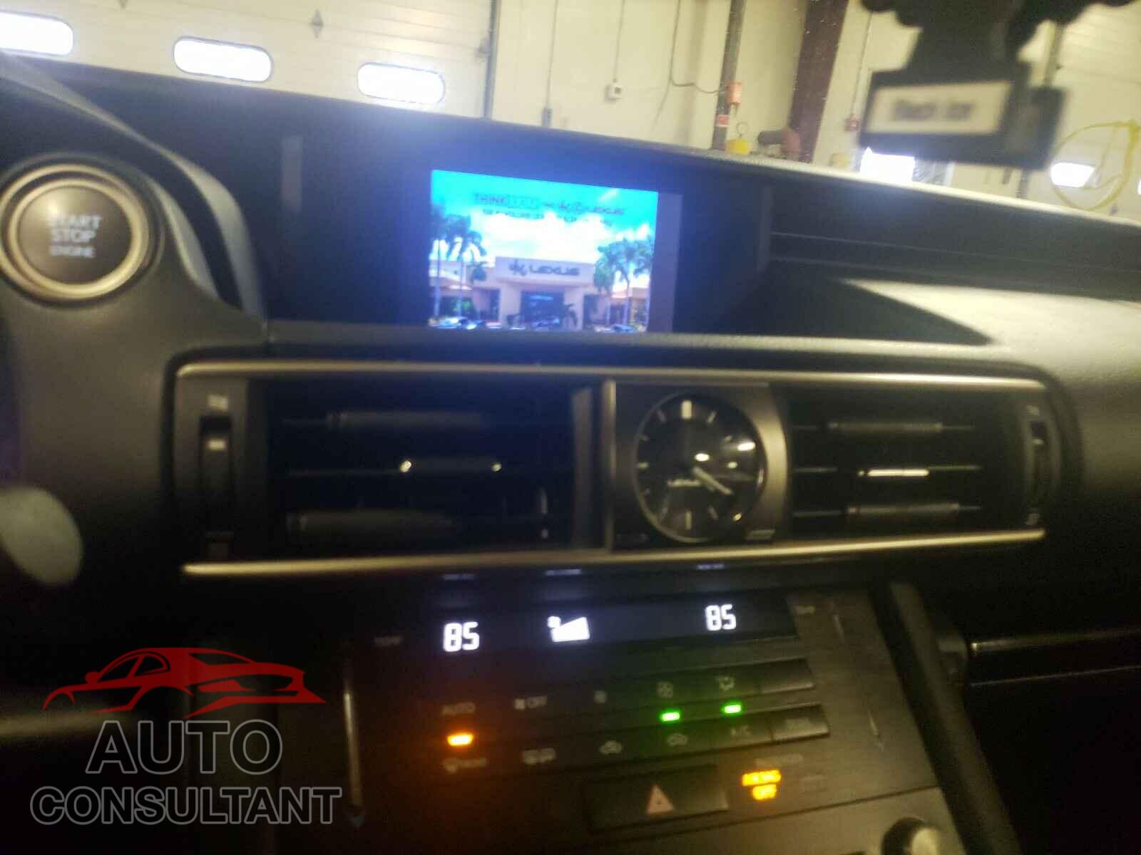 LEXUS IS 2017 - JTHBA1D29H5042123