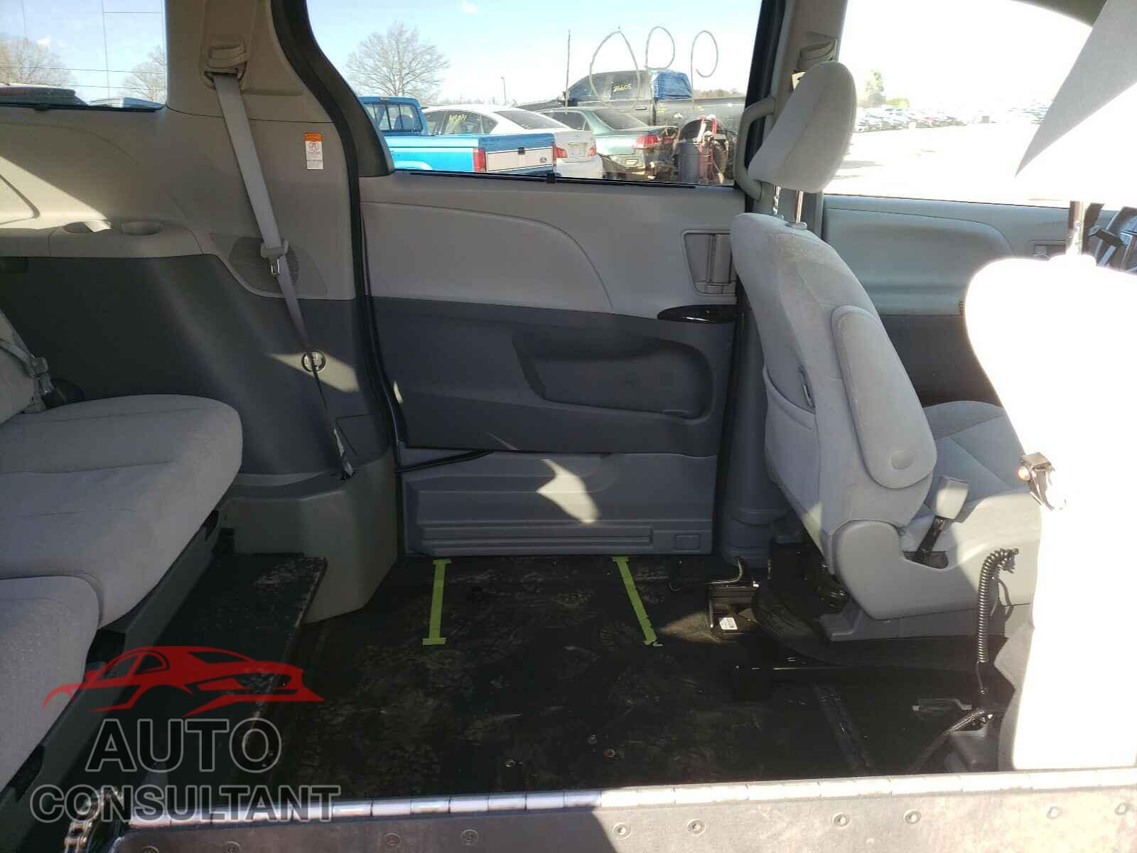 TOYOTA SIENNA 2018 - 5TDKZ3DC8JS964302