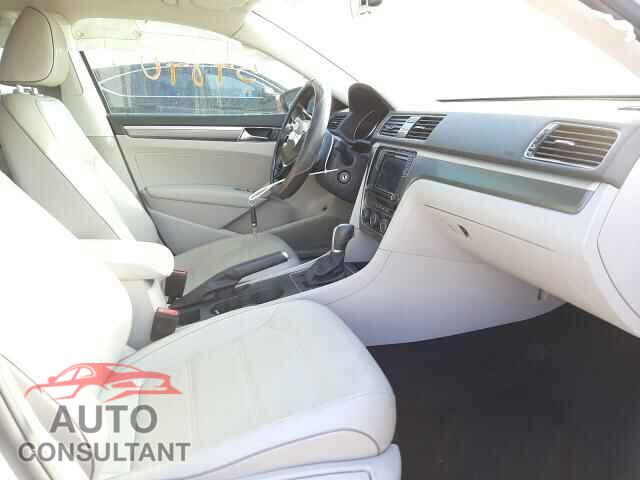 VOLKSWAGEN PASSAT 2018 - 1VWAA7A34JC007775