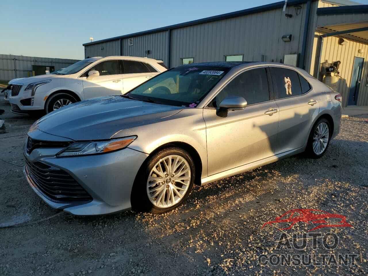 TOYOTA CAMRY 2018 - 4T1B11HK2JU142163