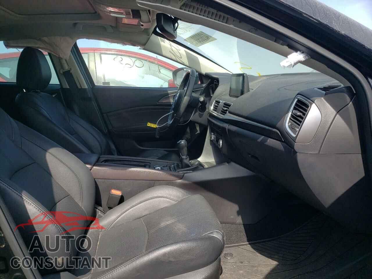 MAZDA 3 2018 - 3MZBN1M38JM178433