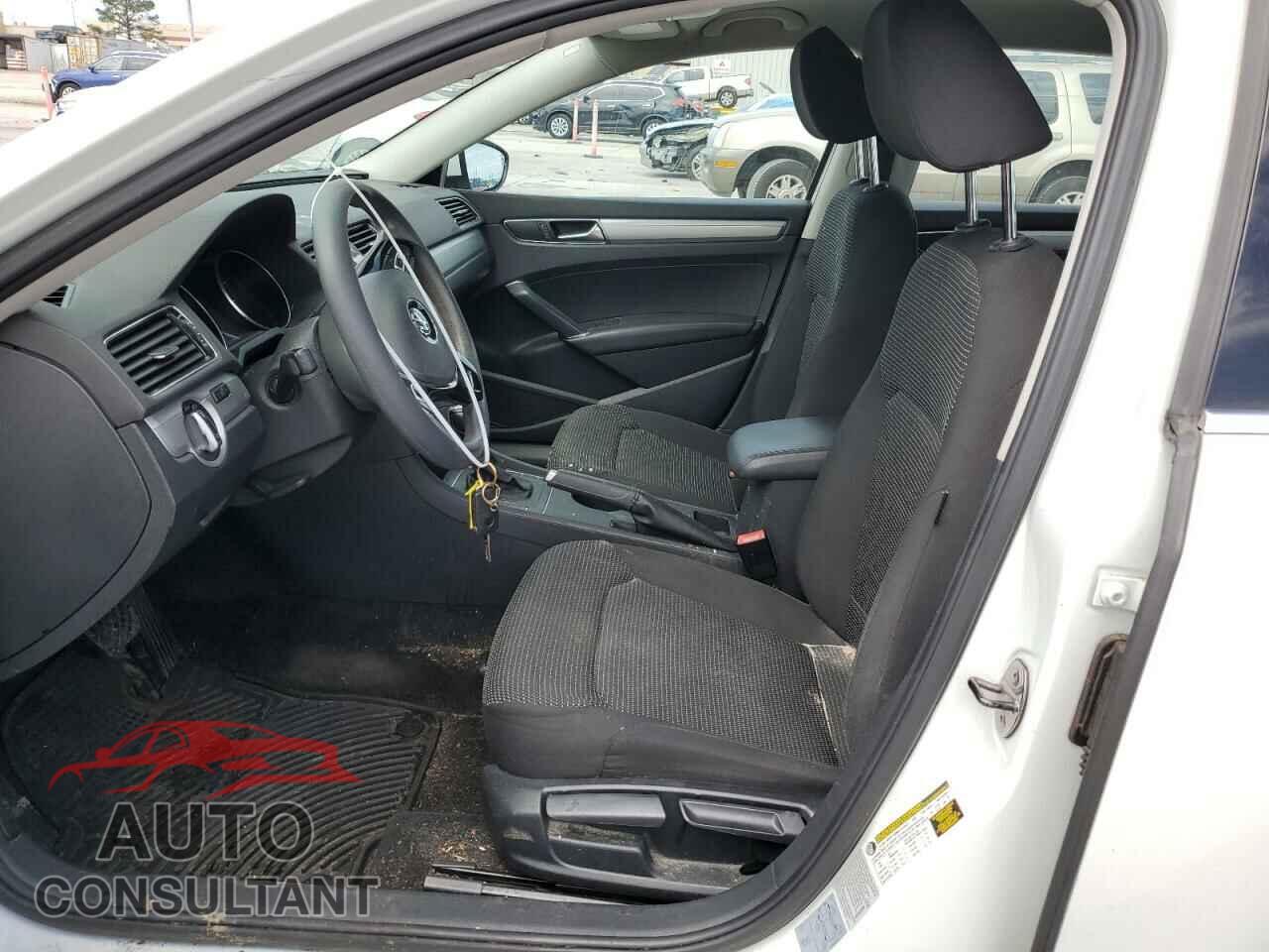 VOLKSWAGEN PASSAT 2017 - 1VWAT7A34HC050596