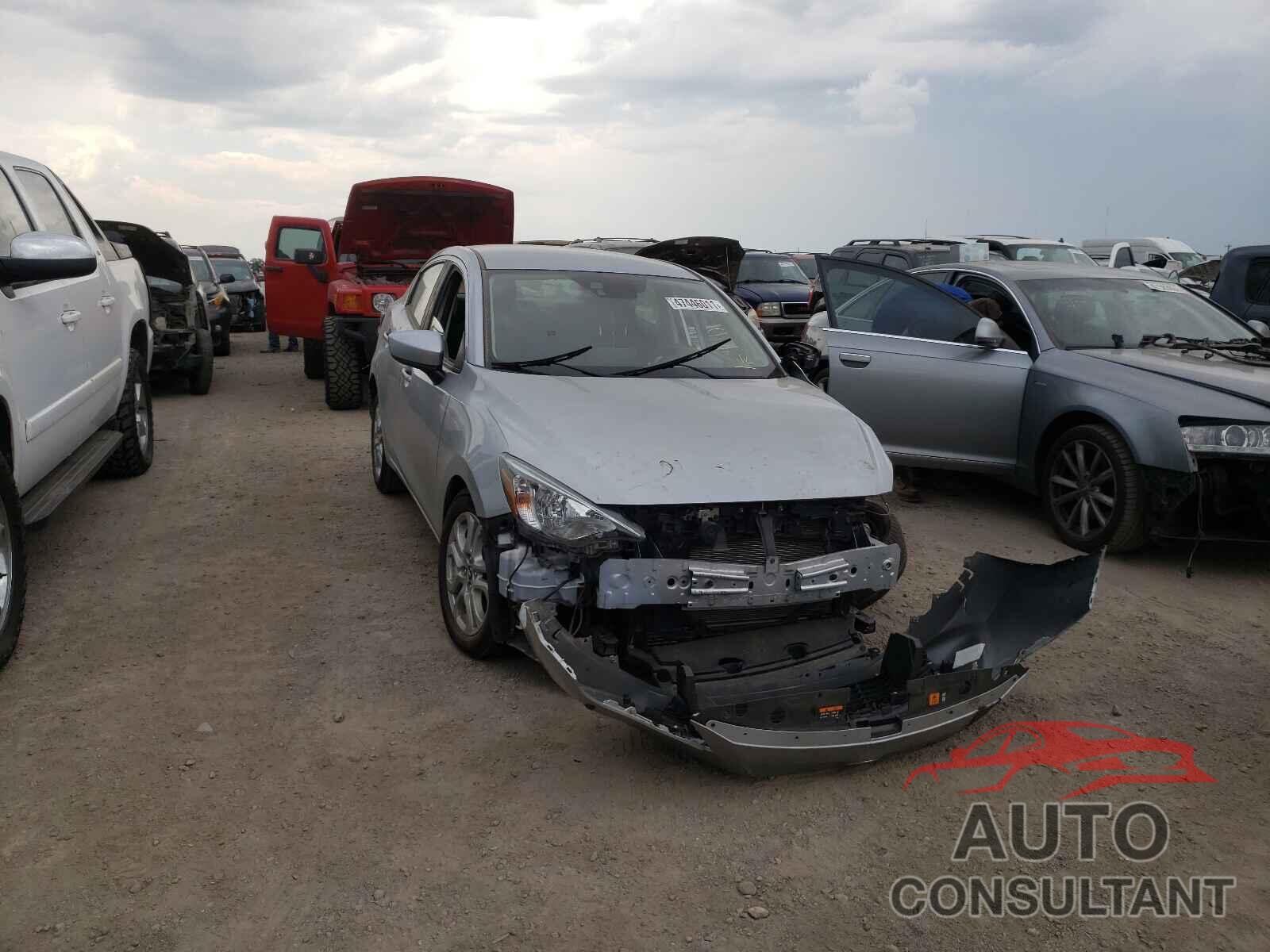 TOYOTA YARIS 2017 - 3MYDLBYV7HY156396