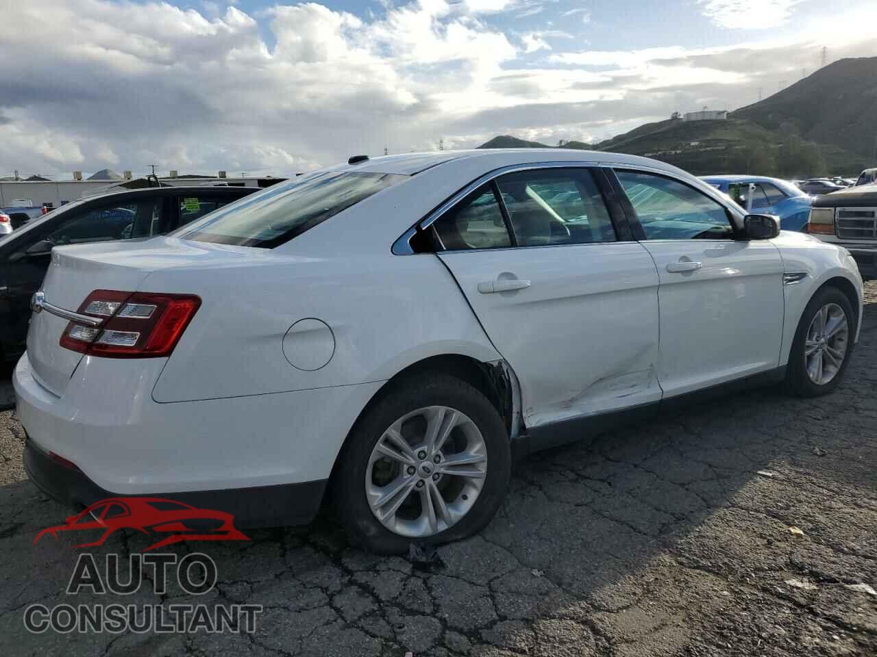 FORD TAURUS 2019 - 1FAHP2D82KG106380