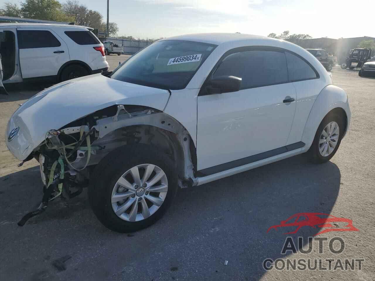 VOLKSWAGEN BEETLE 2018 - 3VWFD7AT2JM703109