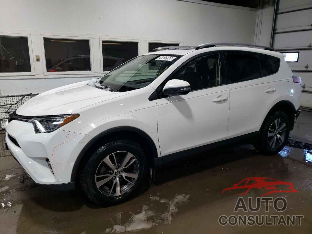 TOYOTA RAV4 2017 - JTMRFREV8HJ117443
