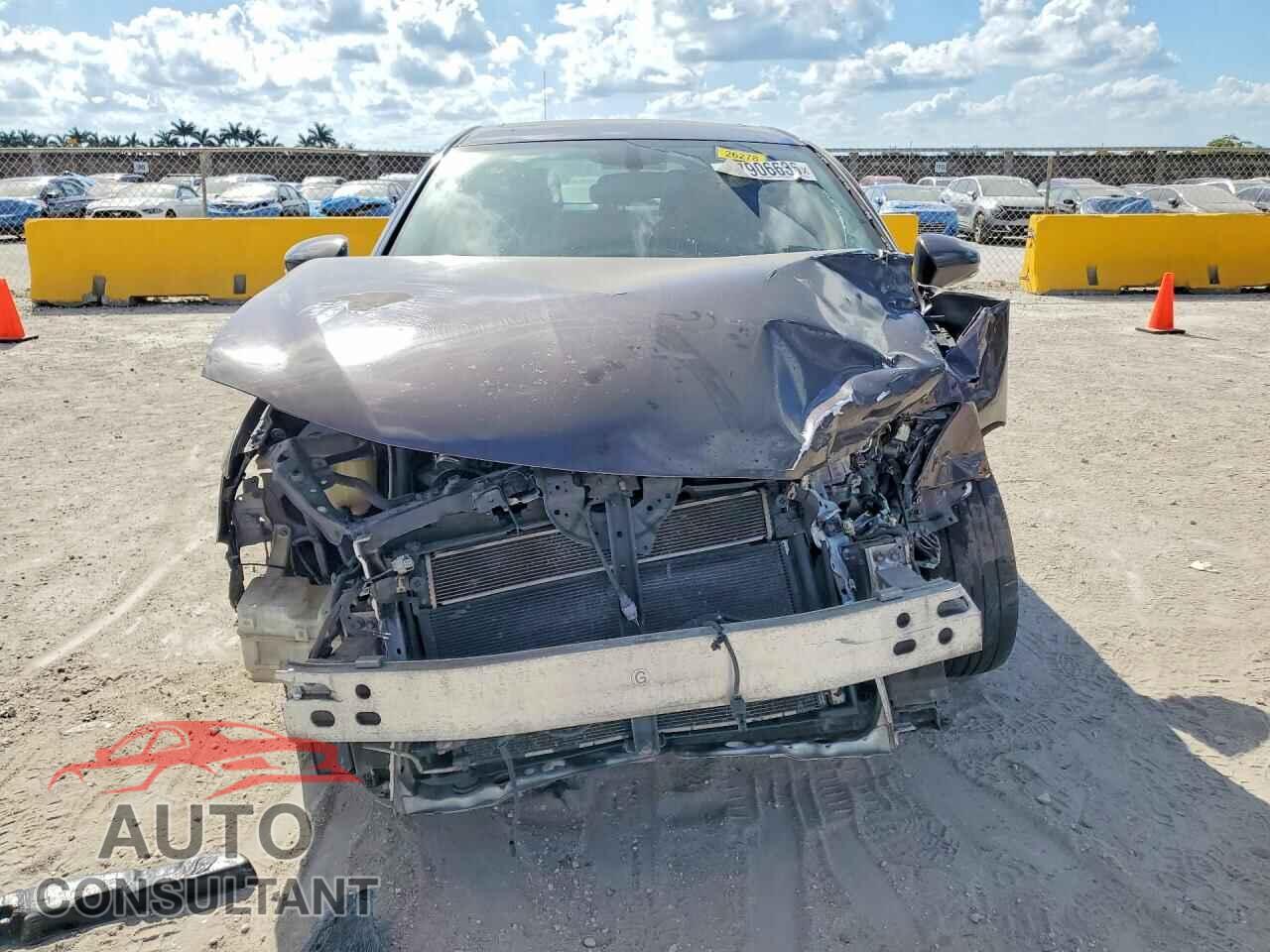 LEXUS CT 200 2011 - JTHKD5BH1B2001998