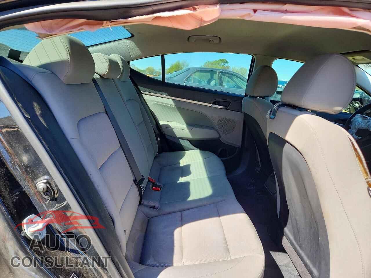 HYUNDAI ELANTRA 2018 - 5NPD84LF3JH303473