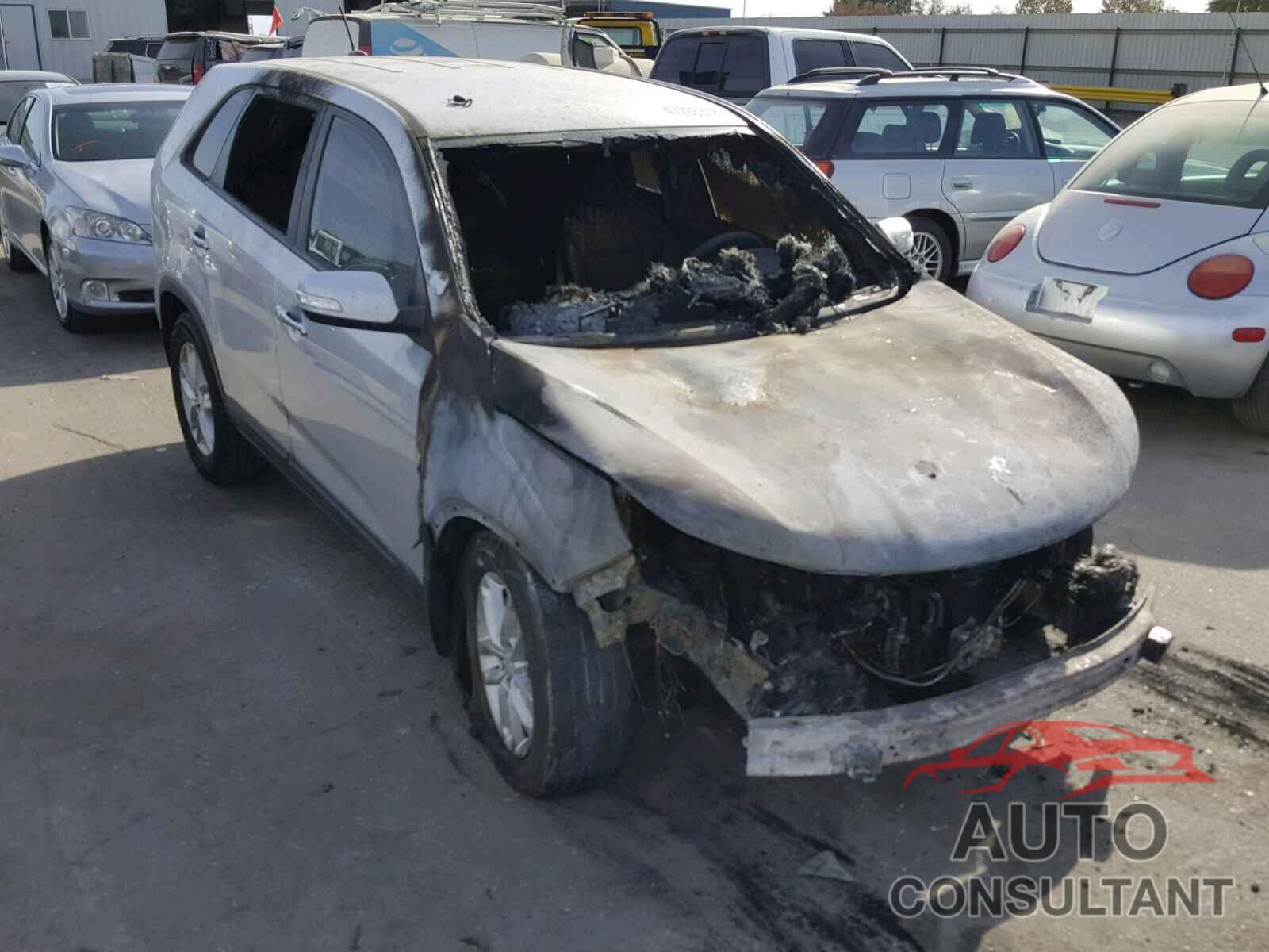 KIA SORENTO LX 2015 - 5XYKT3A60FG621147
