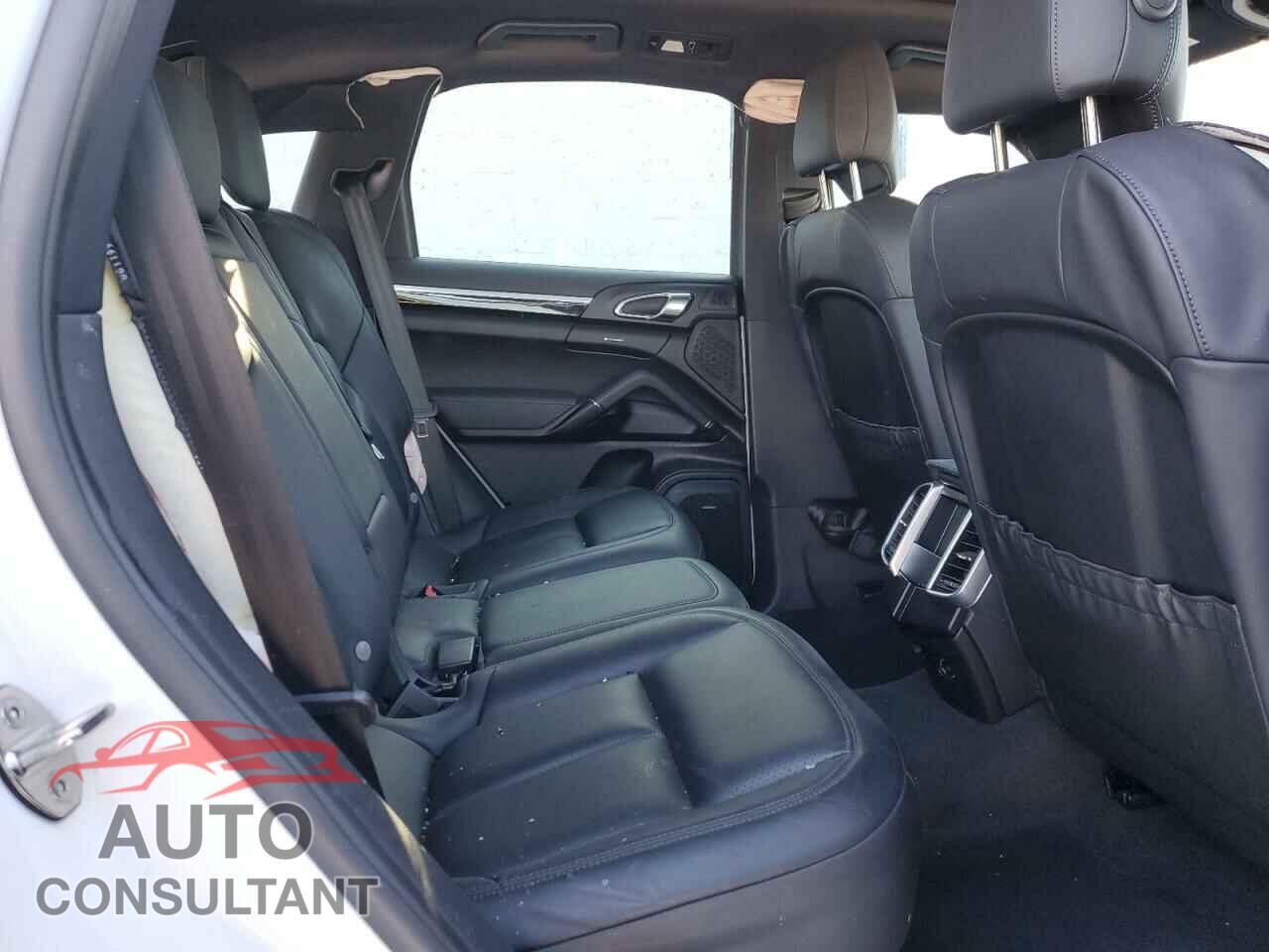 PORSCHE CAYENNE 2016 - WP1AA2A28GKA11872