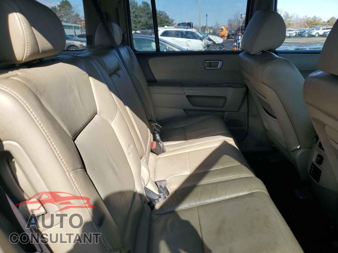 HONDA PILOT 2011 - 5FNYF4H68BB047220