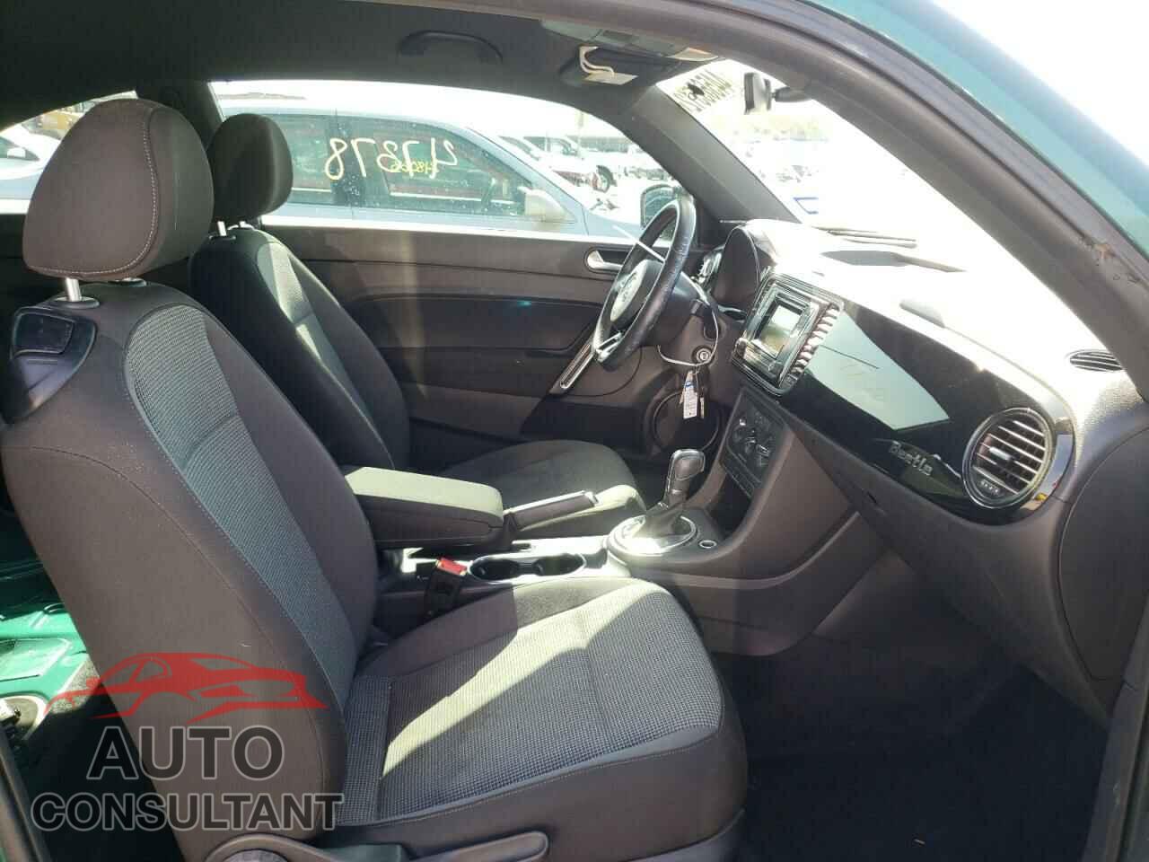 VOLKSWAGEN BEETLE 2017 - 3VWF17ATXHM609756