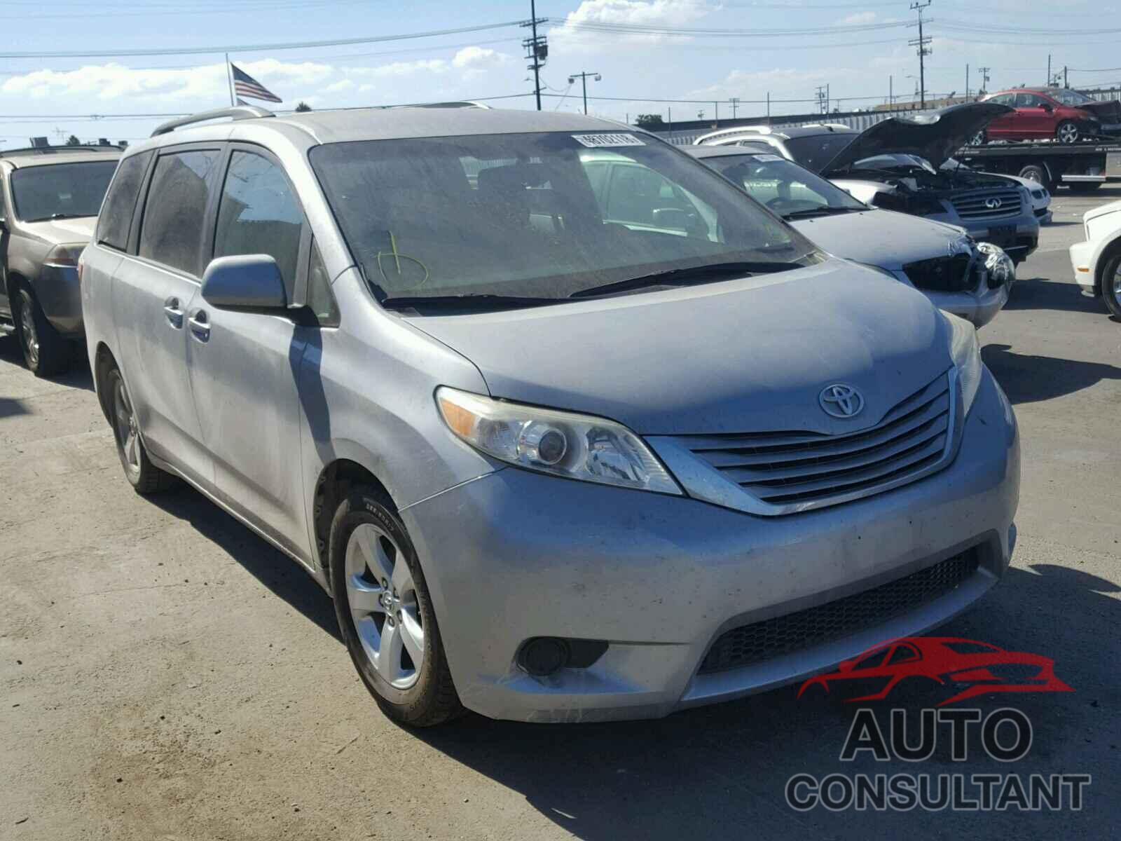 TOYOTA SIENNA LE 2015 - 5TDKK3DC4FS572865