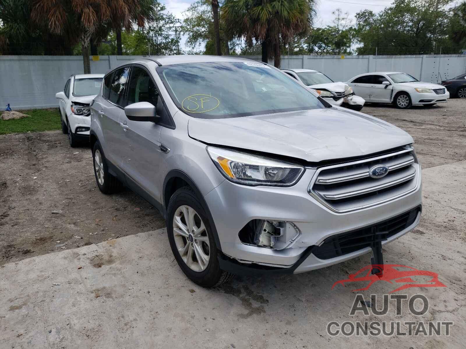 FORD ESCAPE 2017 - 1FMCU0G91HUA64618