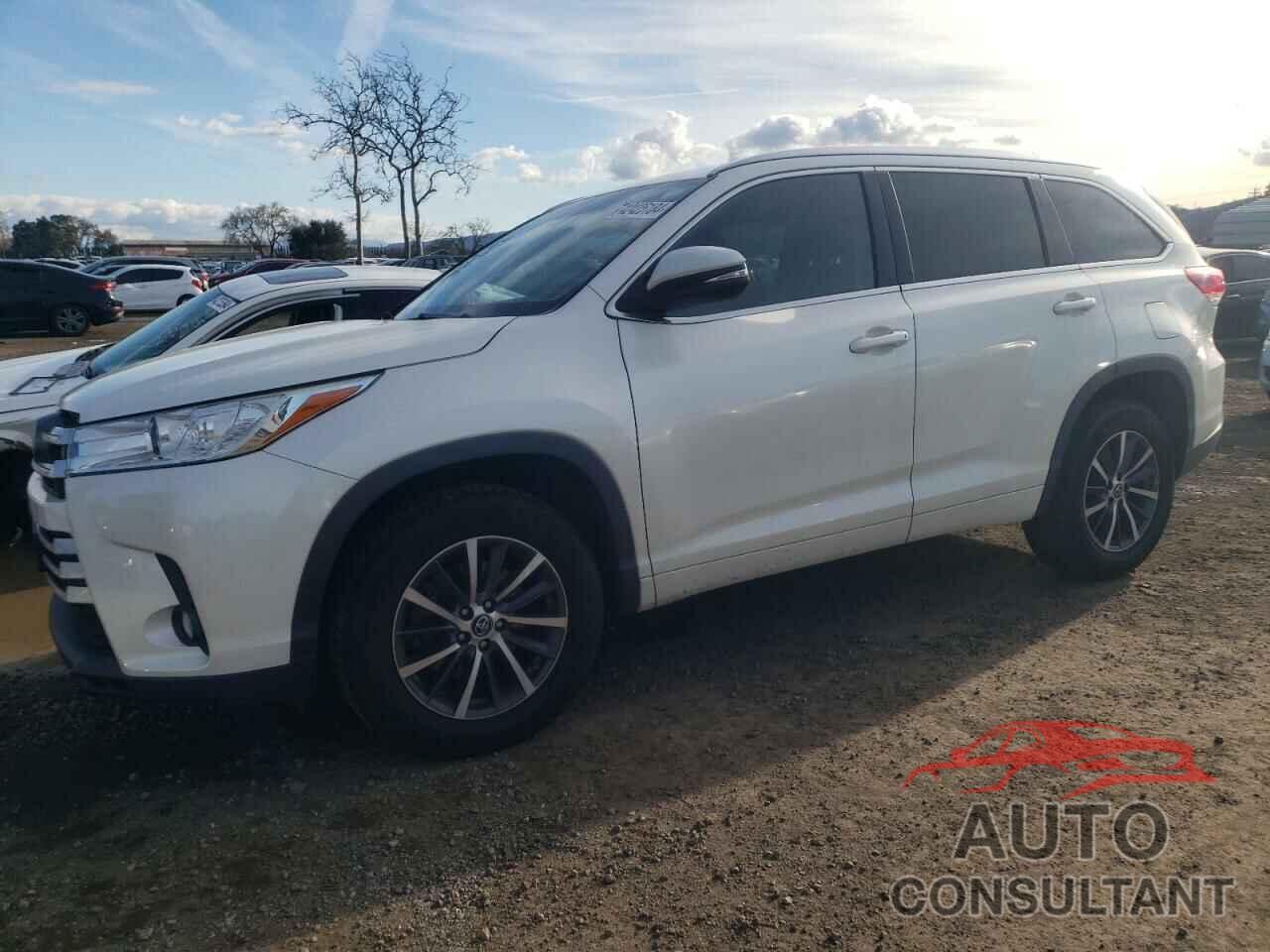 TOYOTA HIGHLANDER 2018 - 5TDKZRFH6JS528348