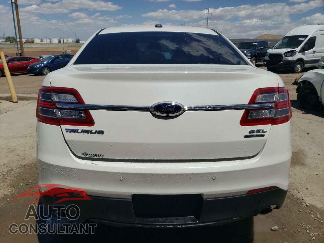FORD TAURUS 2019 - 1FAHP2E86KG101018