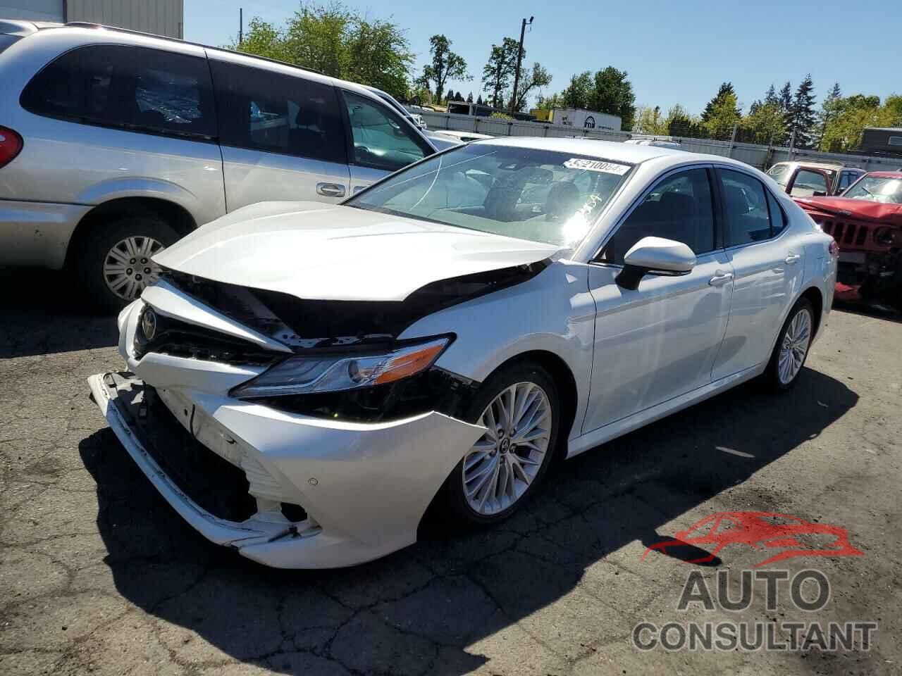 TOYOTA CAMRY 2018 - 4T1B11HK0JU013774