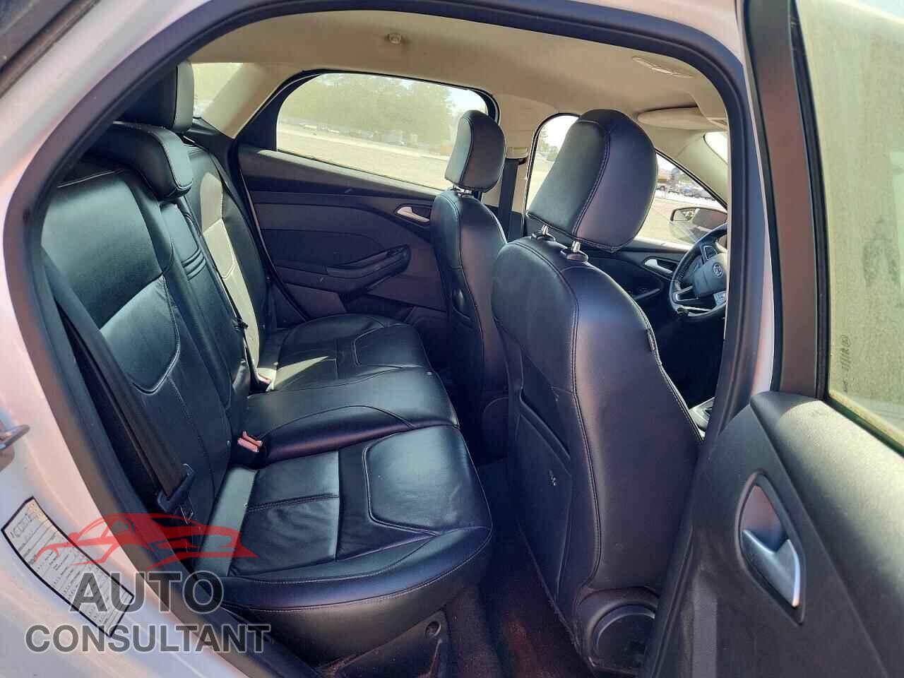 FORD FOCUS 2015 - 1FADP3K29FL283217