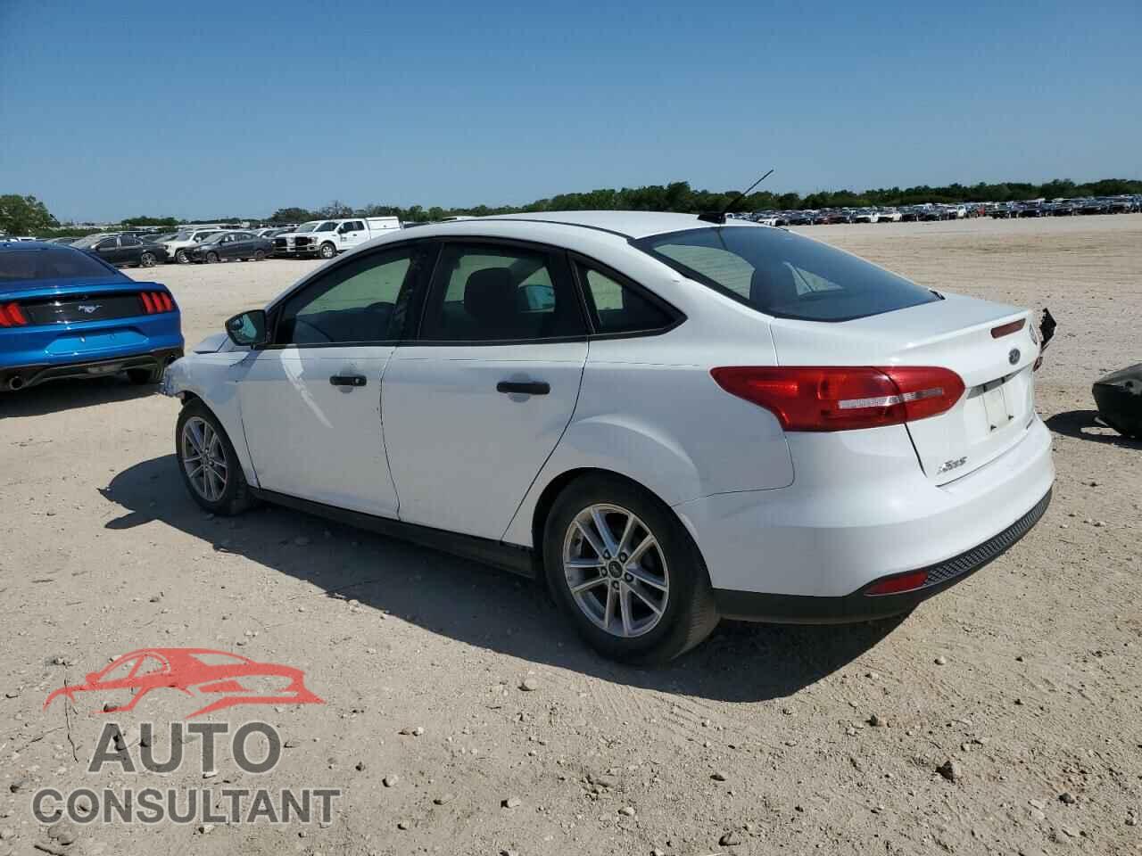 FORD FOCUS 2015 - 1FADP3E26FL219261