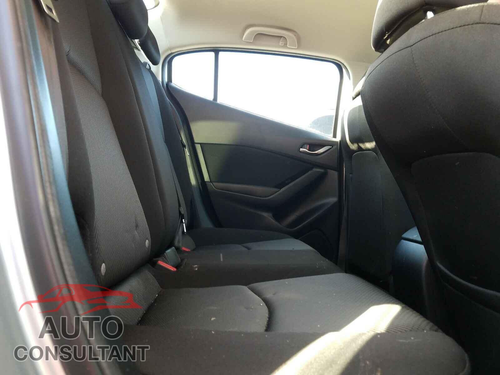 MAZDA 3 2018 - 3MZBN1U76JM266237