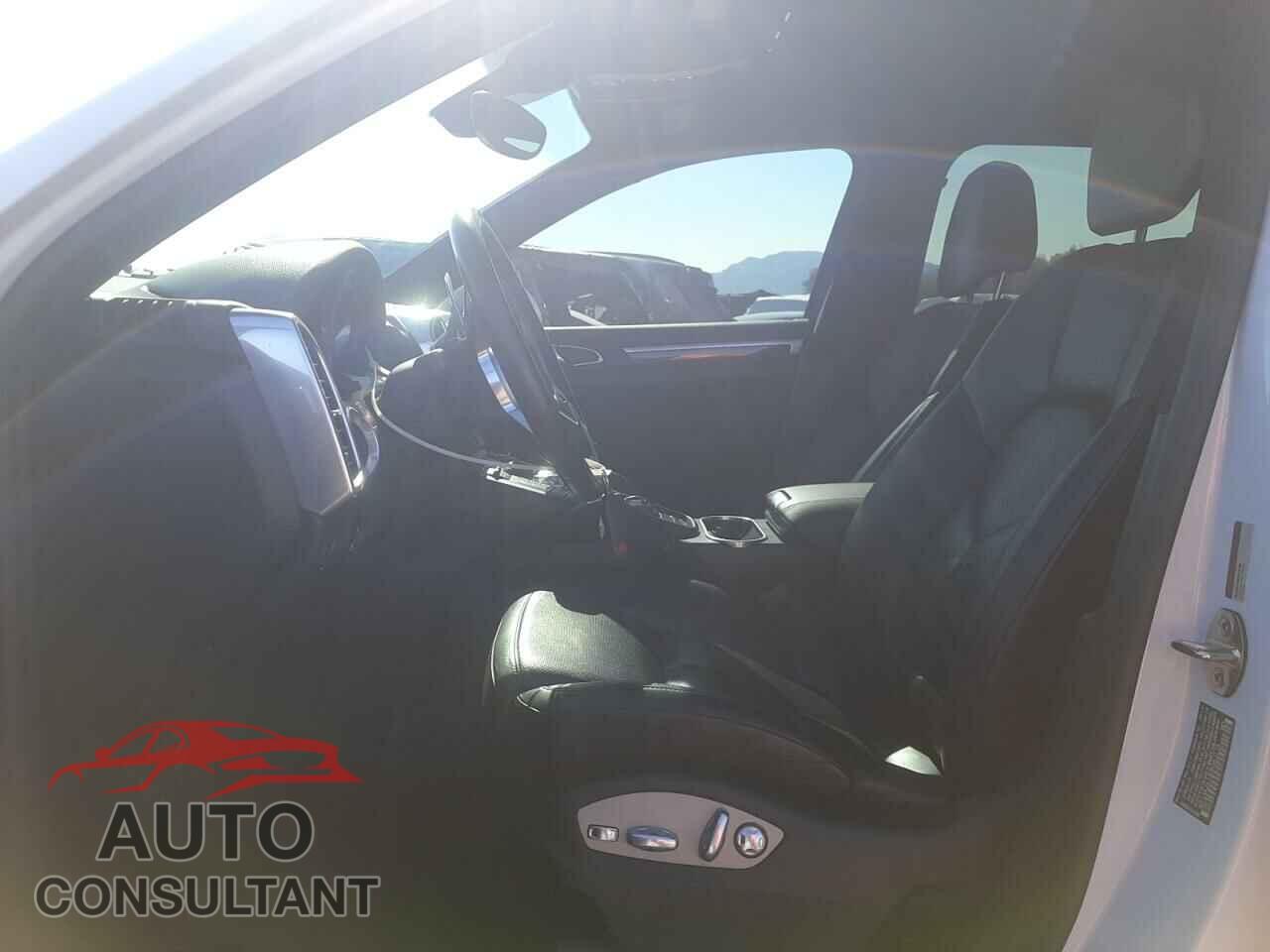 PORSCHE CAYENNE 2017 - WP1AA2A23HKA83175