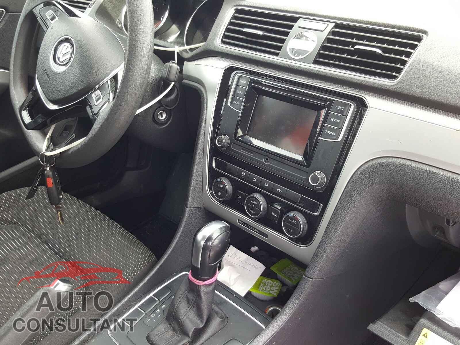 VOLKSWAGEN PASSAT 2017 - 1VWAT7A37HC086010
